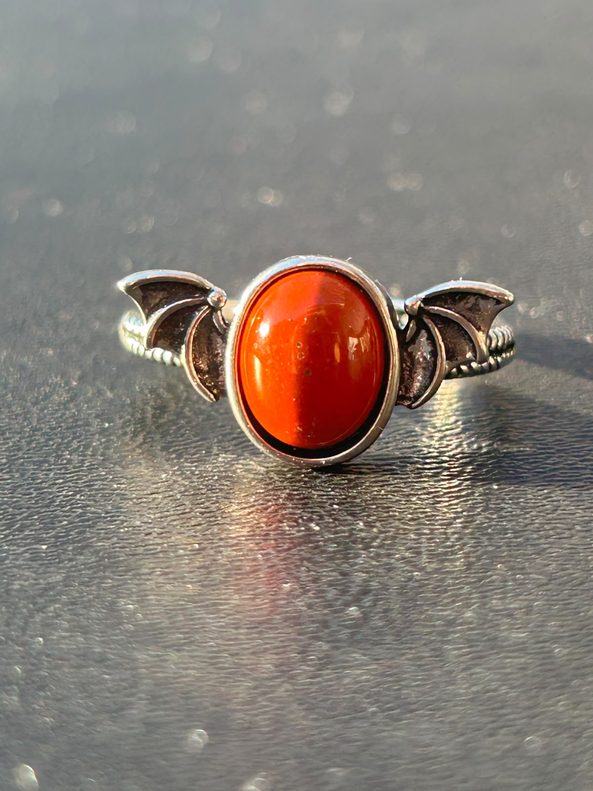 Detalle de jaspe rojo natural del Anillo Murciélago KLORE